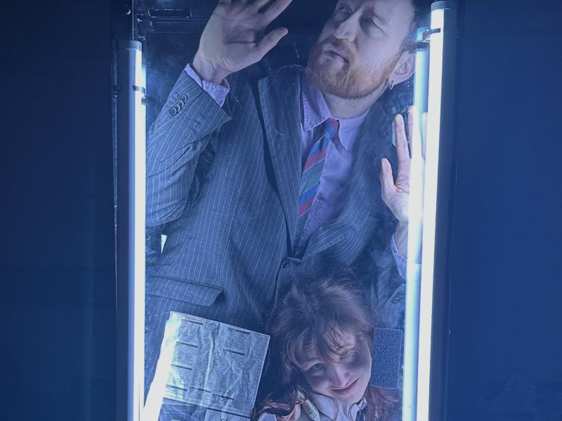 Foto af Meike Muench og William Fock presset sammen i en elevator